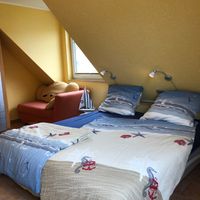 Gro&szlig;es Schlafzimmer mit Doppelbett und Schr&auml;nken.